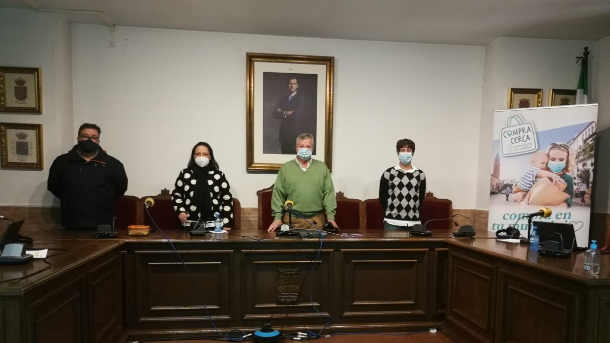 El alcalde Miguel Martínez-Carlón y la diputada Conce Pérez con Alfredo Casas y Guillermo Mirón.