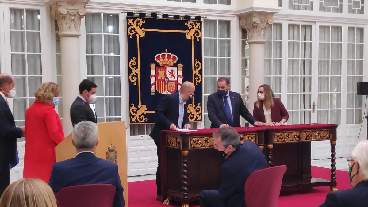 El alcalde durante el acto de firma de los convenios.