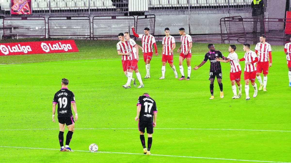 José Carlos Lazo cierra el puño celebrando el primer gol del Almería.