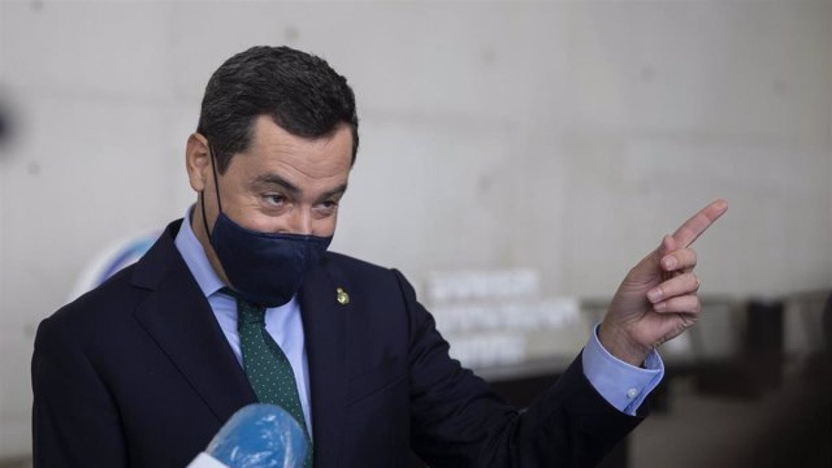 Juanma Moreno, en una imagen de archivo, con mascarilla.