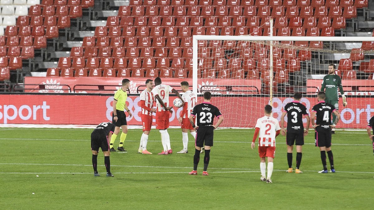 Juan Villar y Umar Sadiq discutiendo en el punto de penalti.