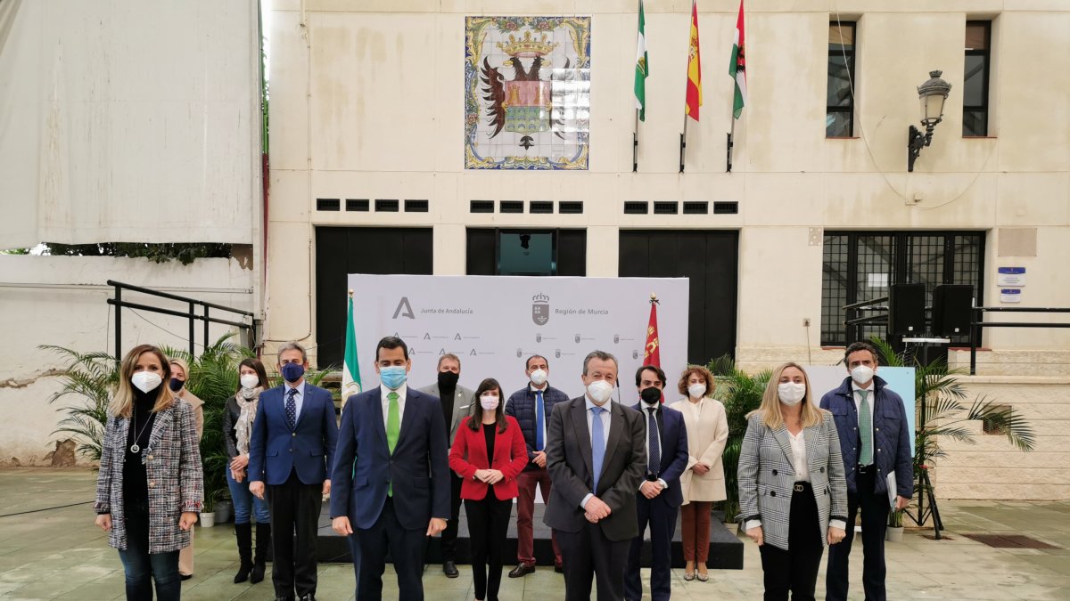 Autoridades tas el encuentro de esta mañana en Pulpí.