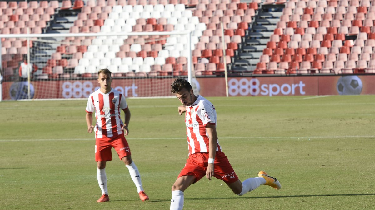 Álex Centelles está mejorando cada partido con el Almería.