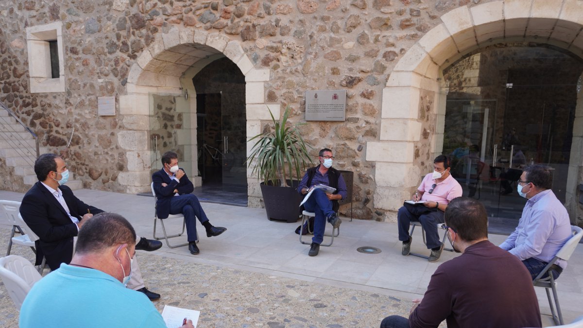 Reunión de los grupos políticos con la plataforma.