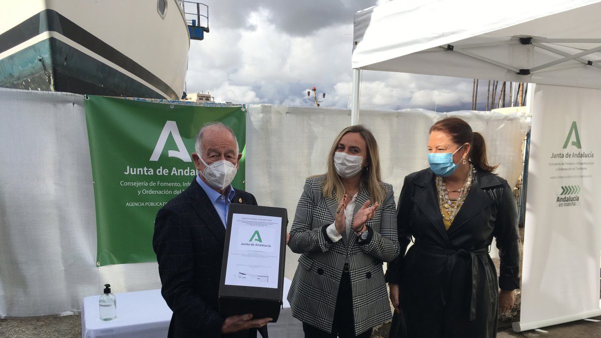 Las consejeras Carmen Crespo y Marifrán Carazo entregaron el proyecto al alcalde de Roquetas, Gabriel Amat.