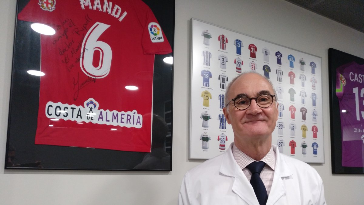 Ripoll en la clínica que tiene ‘Ripoll y de Prado Sport Clinic’ en la calle Navarro Rodrigo de Almería.