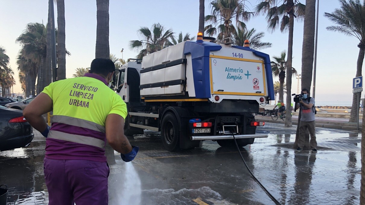 La limpieza del centro continúa este domingo.