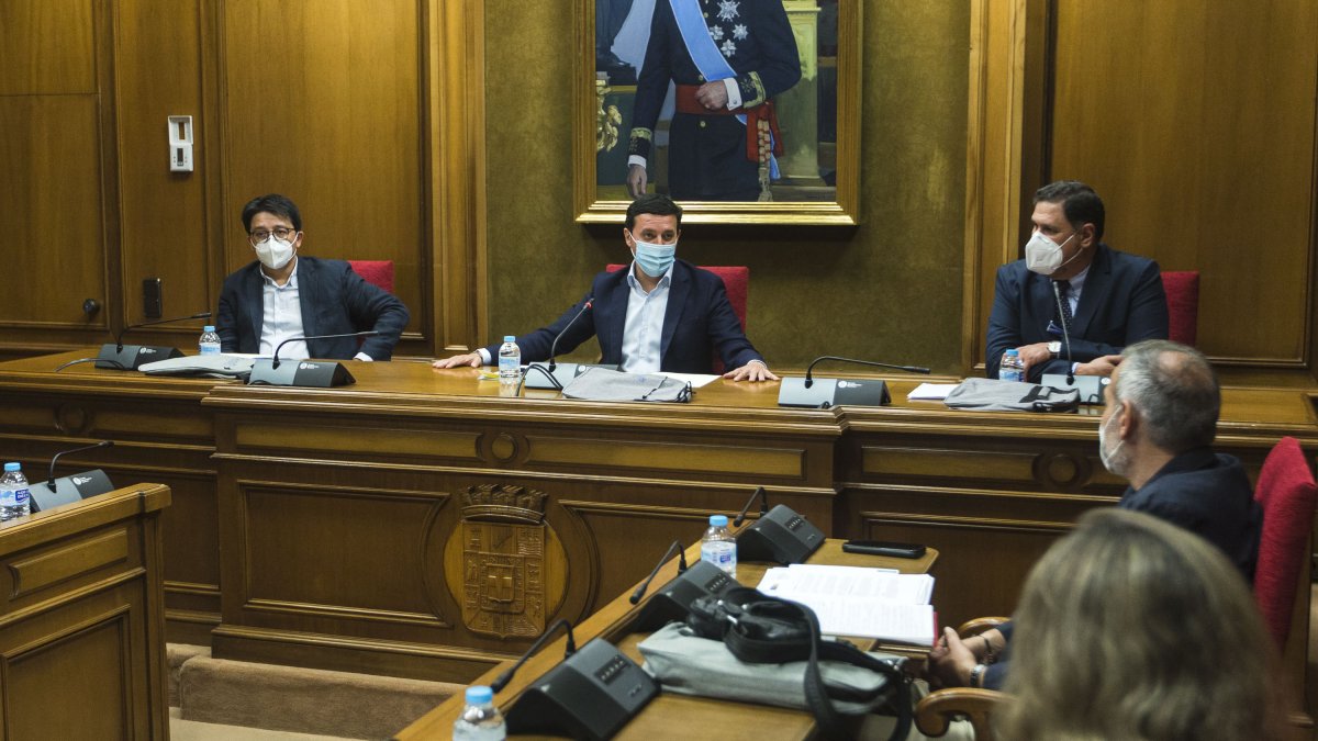 Javier A. García, Manuel Guzmán y Francisco Alonso en una reunión del IEA.