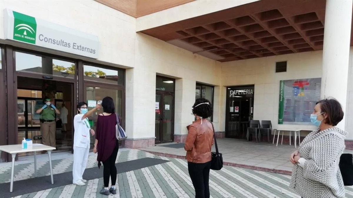 Toma de temperatura a las puertas del Hospital de Poniente.