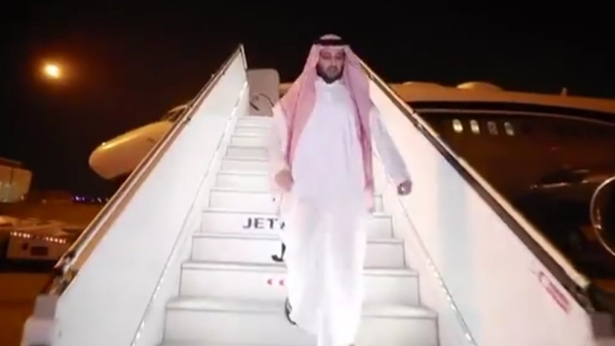 Captura del vídeo de Turki bajando del avión, ya en Riad.