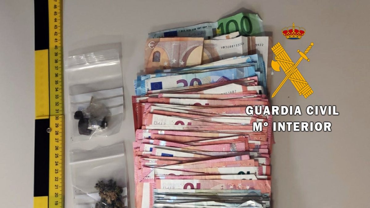 Droga y dinero intervenido al conductor en La Mojonera.