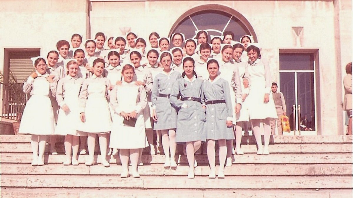 Promoción de la Escuela de Enfermería, dirigida por Hermelinda Díez, posando en la escalinata del Hospital en 1974.