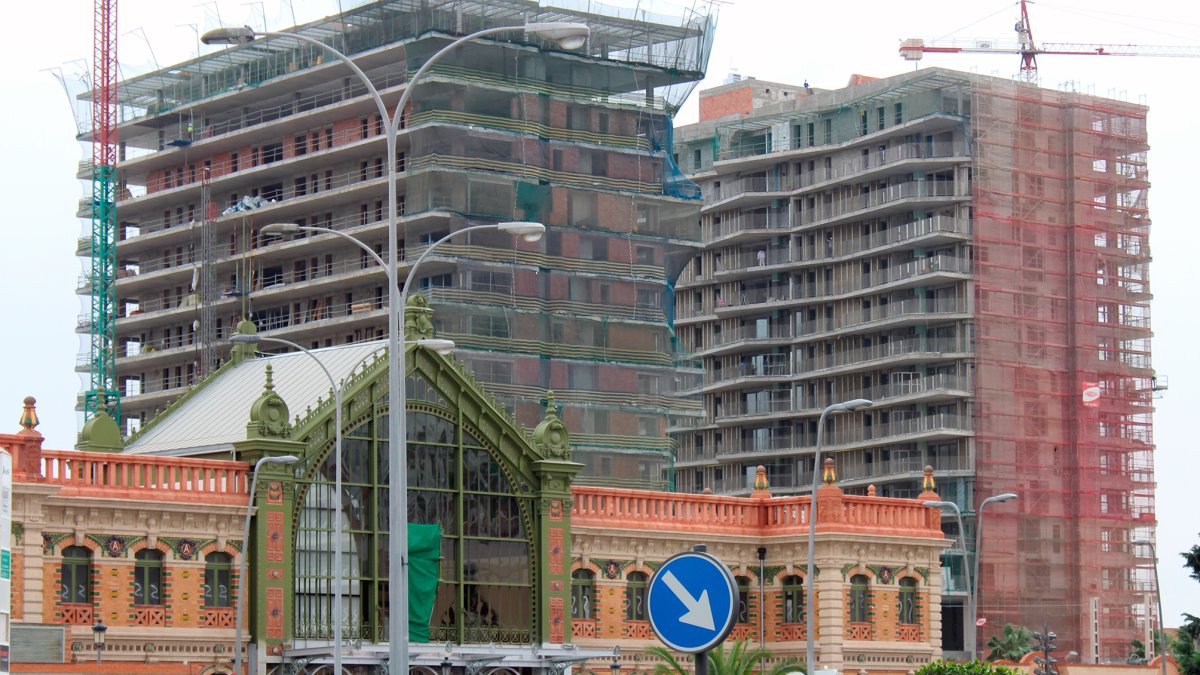 Los dos \'rascacielos\' de Almería, detrás de la vieja estación.