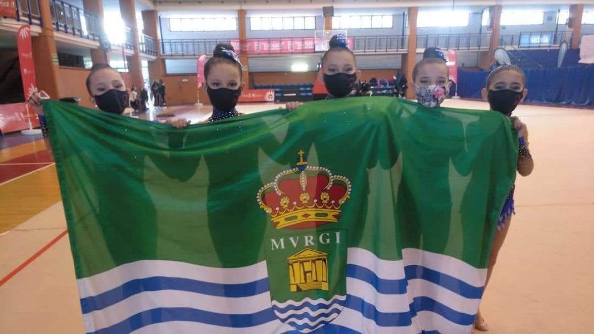 El equipo ejidense con la bandera del municipio.