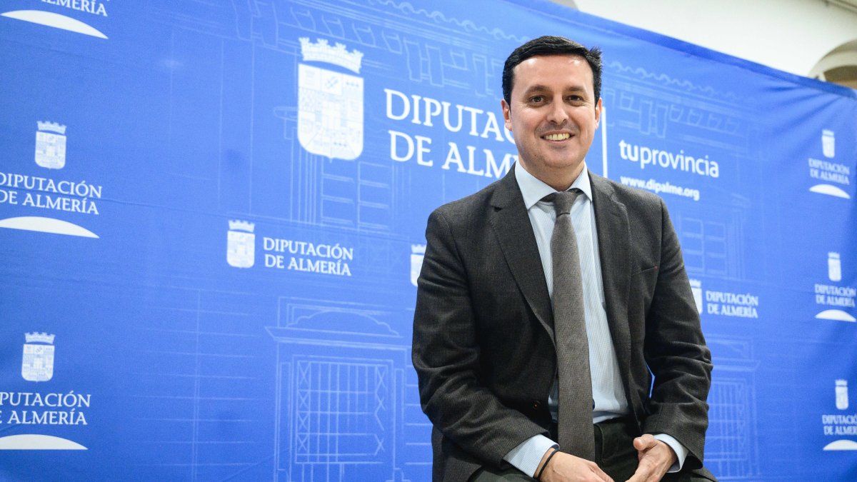 Javier A. García con LA VOZ en la Diputación de Almería.