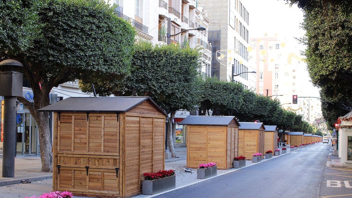 Los treinta y ocho kioskos instalados en el Paseo de Almería.