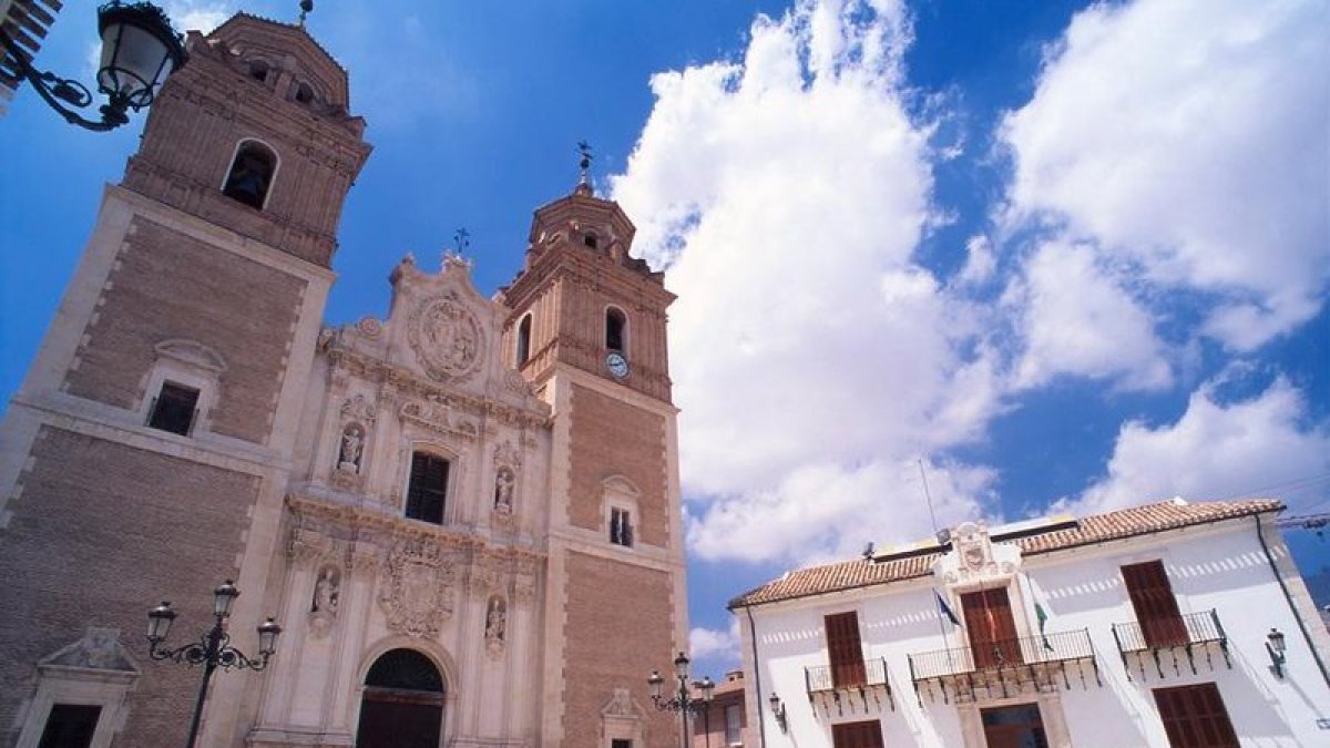 Iglesia y fachada del Ayuntamiento de Vélez-Rubio.