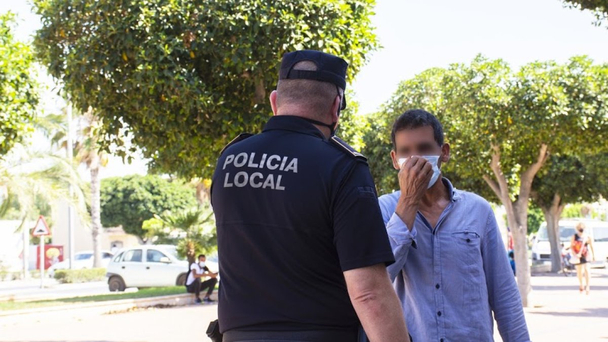 La policía, durante un control rutinario en tiempos de pandemia.