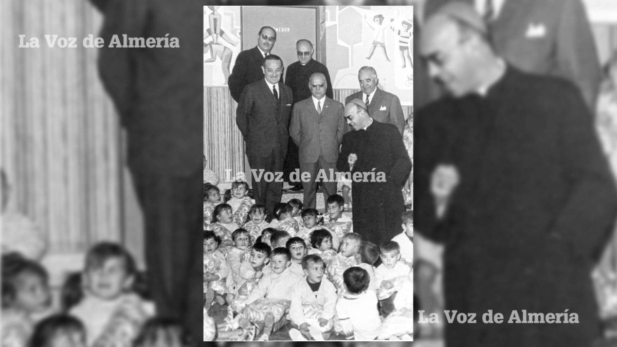 1968. El obispo don Ángel Suquía el día que se presentó en el colegio Amor de Dios del barrio de Pescadería con una furgoneta llena de regalos.