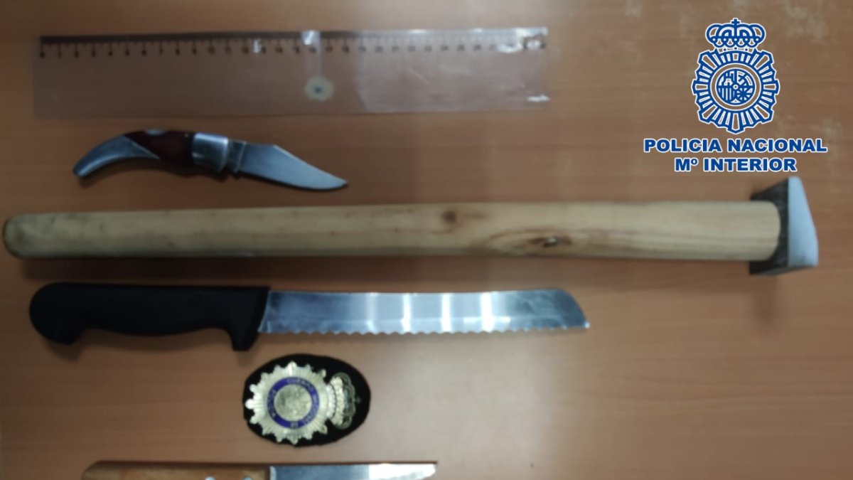 El joven portaba varios cuchillos.