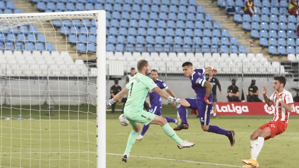 Uros Djurdjevic batiendo a Giorgi Makaridze en el Almería-Sporting.