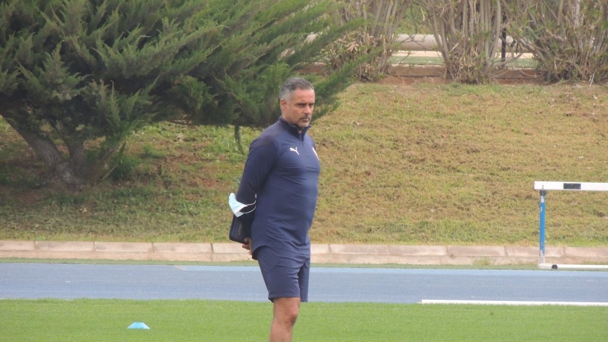 José Gomes atento al equipo en el entrenamiento rojiblanco.