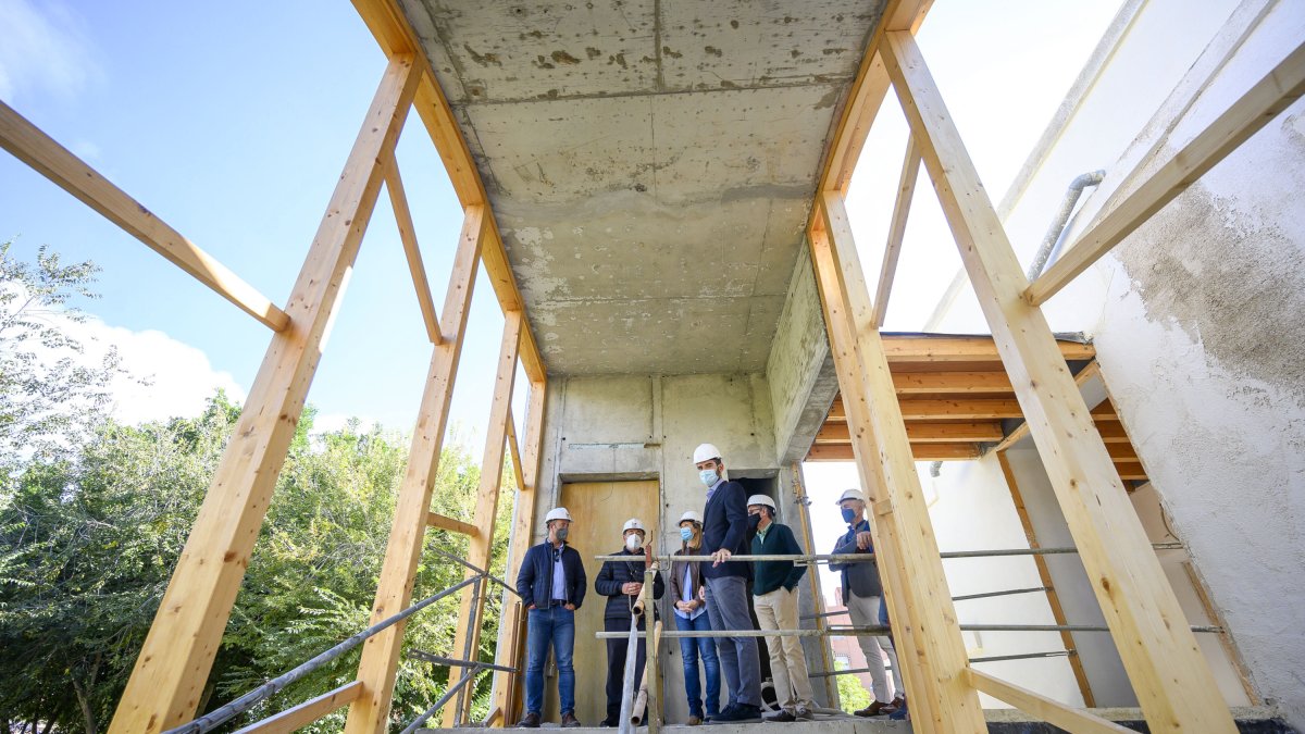 El alcalde visita junto a la concejal de Urbanismo las obras del edificio