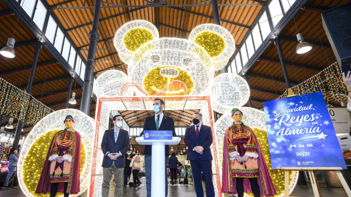 Presentación de la programación navideña y encendido de la iluminación especial del Mercado Central.