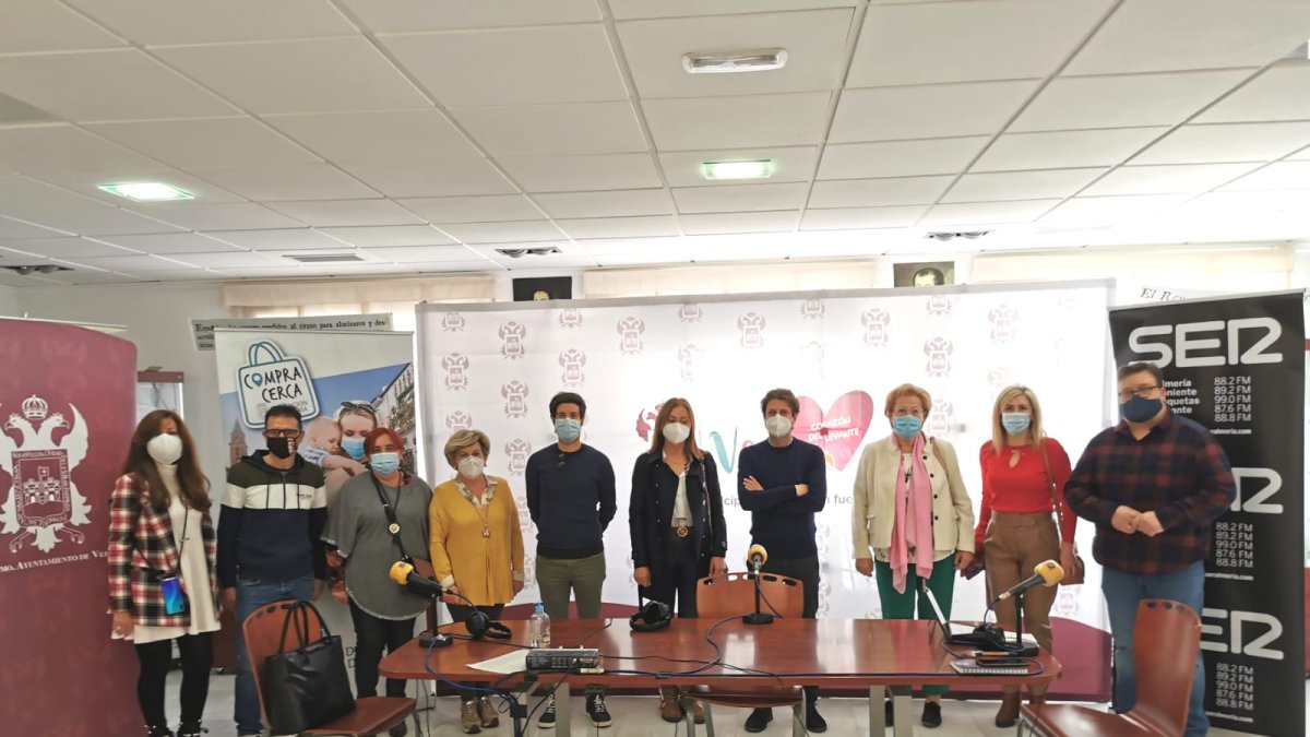 Foto de familia de los invitados y presentadores del \'Hoy por Hoy\' emitido ayer en Vera.