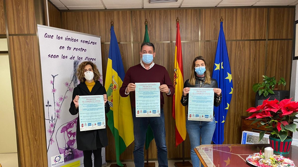 Él alcalde con la teniente de alcalde y la presidenta de los comerciantes.