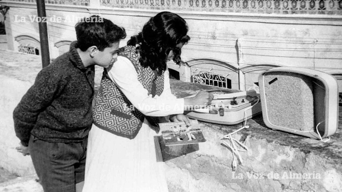 El tocadiscos de María del Carmen Jerez, vecina de la calle Conde de Villamonte. Junto a ella, su hermano Juan Manuel.