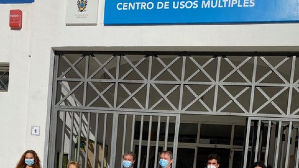 El delegado de Justicia acompañado por miembros del equipo de gobierno.