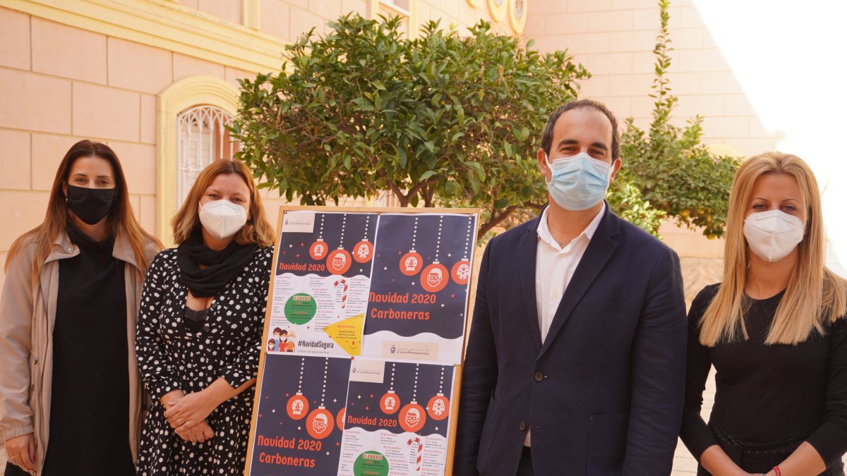 Alcalde y concejales con la programación.