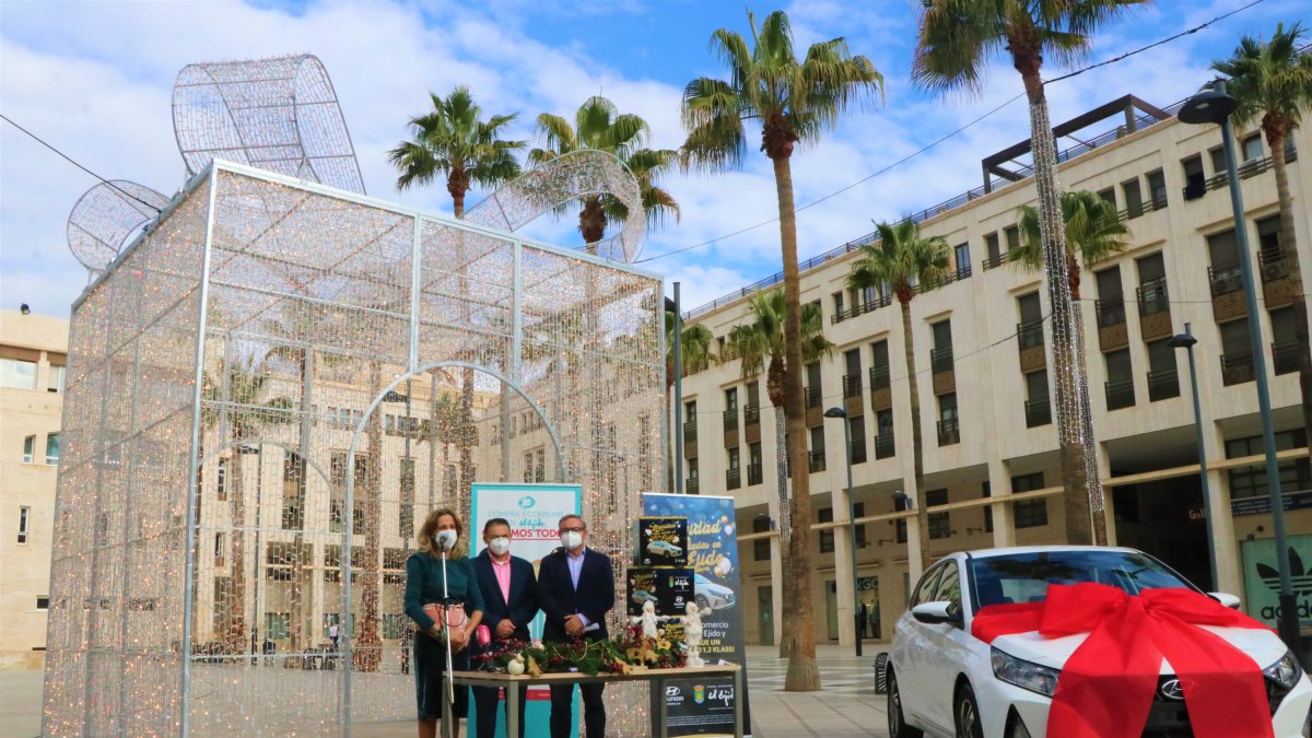 Presentación de la campaña con el coche objeto del sorteo.