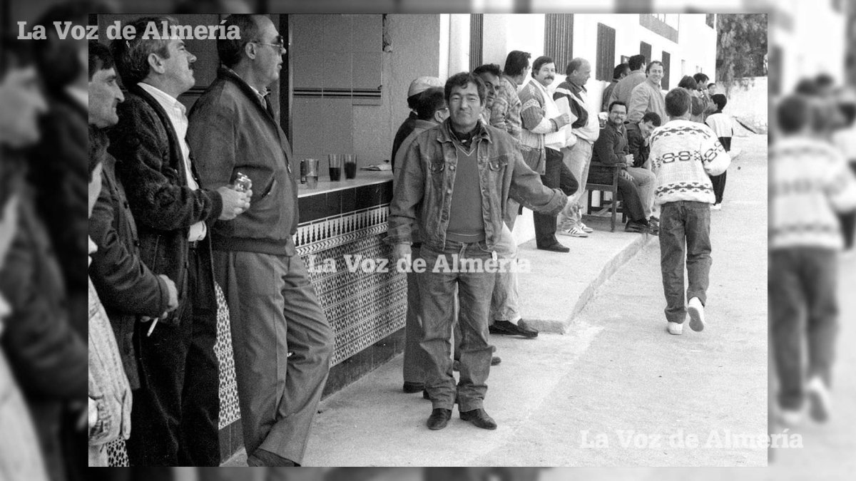 Joaquín ‘el Pilili’ mirando a la cámara en una mañana de domingo en el ambigú del campo de las Chocillas. Era un buen aficionado al fútbol.