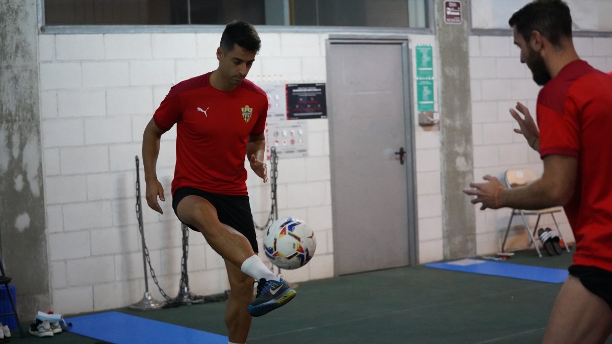 César de la Hoz en un ejercicio con balón.