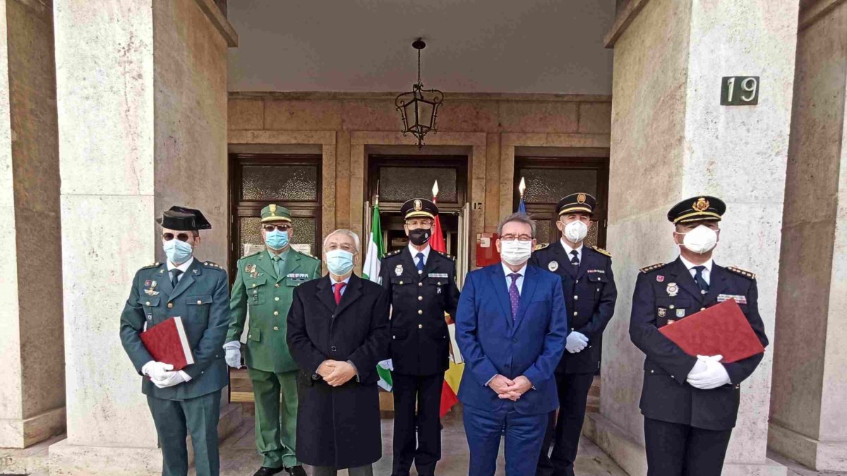 Foto de familia de los premiados con Fernando Martínez y Manuel de la Fuente