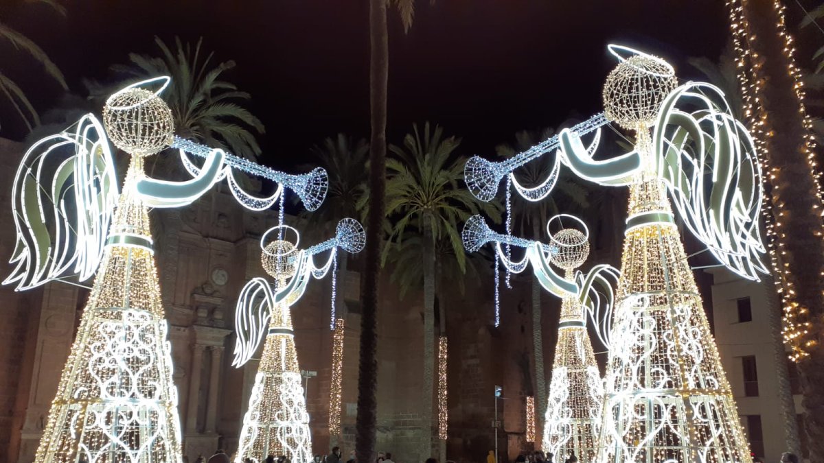 Las luces de la Plaza de la Catedral ya están encendidas.