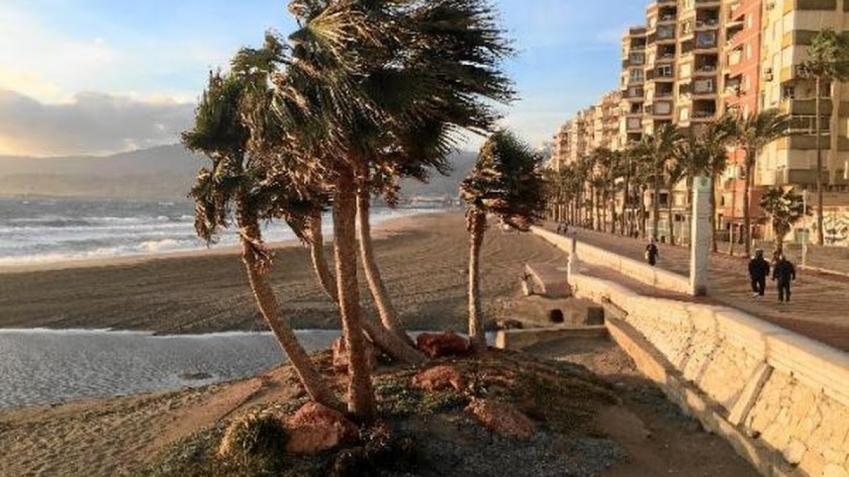 Imagen de archivo de una jornada de viento en Almería capital.