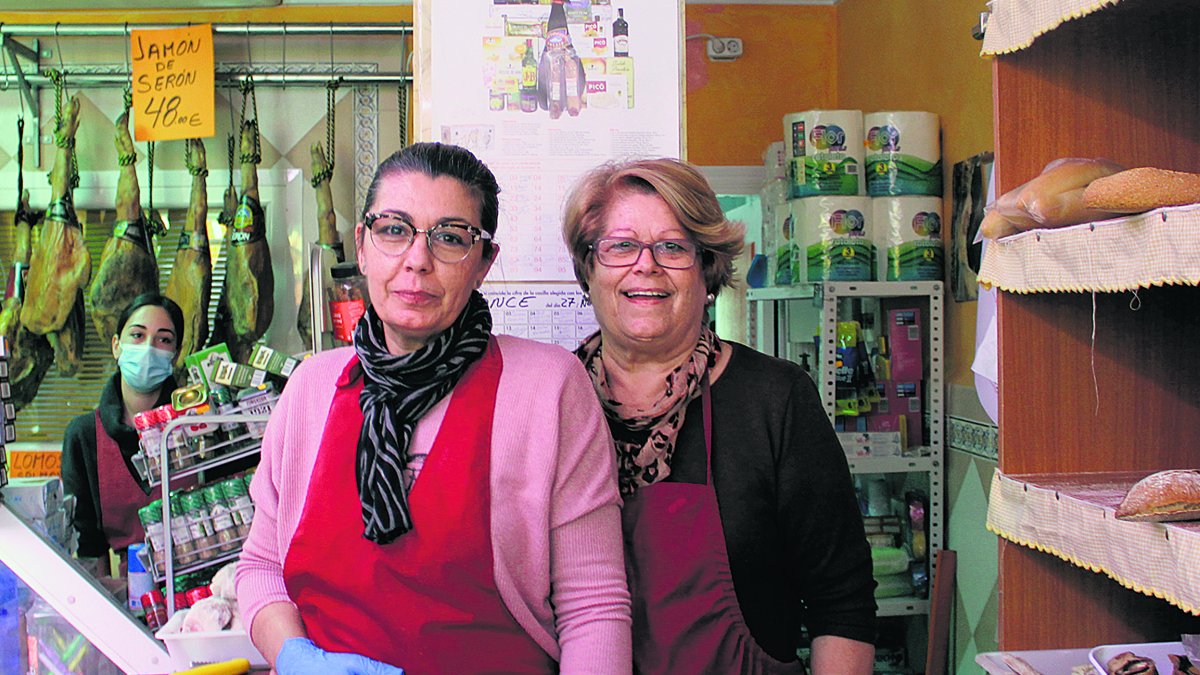 francisca galera, fundadora de la carnicería Gama, junto a su hija Isabel Martínez, que lo dirige actualmente.