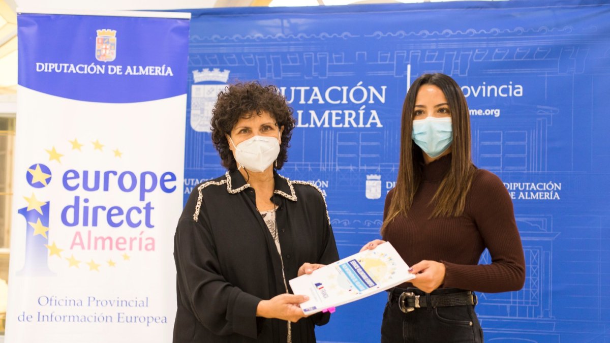 La diputada de Iniciativas Europeas junto a la joven almeriense.