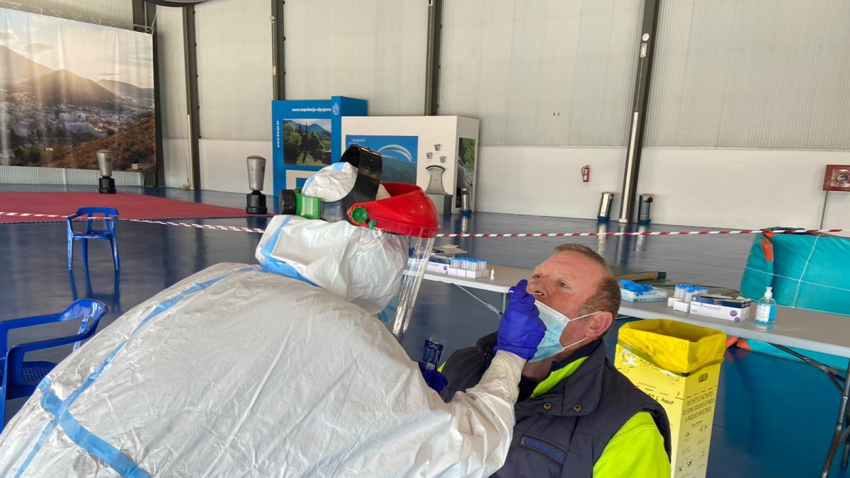 Imagen de un almeriense sometiéndose a un test de antígenos.