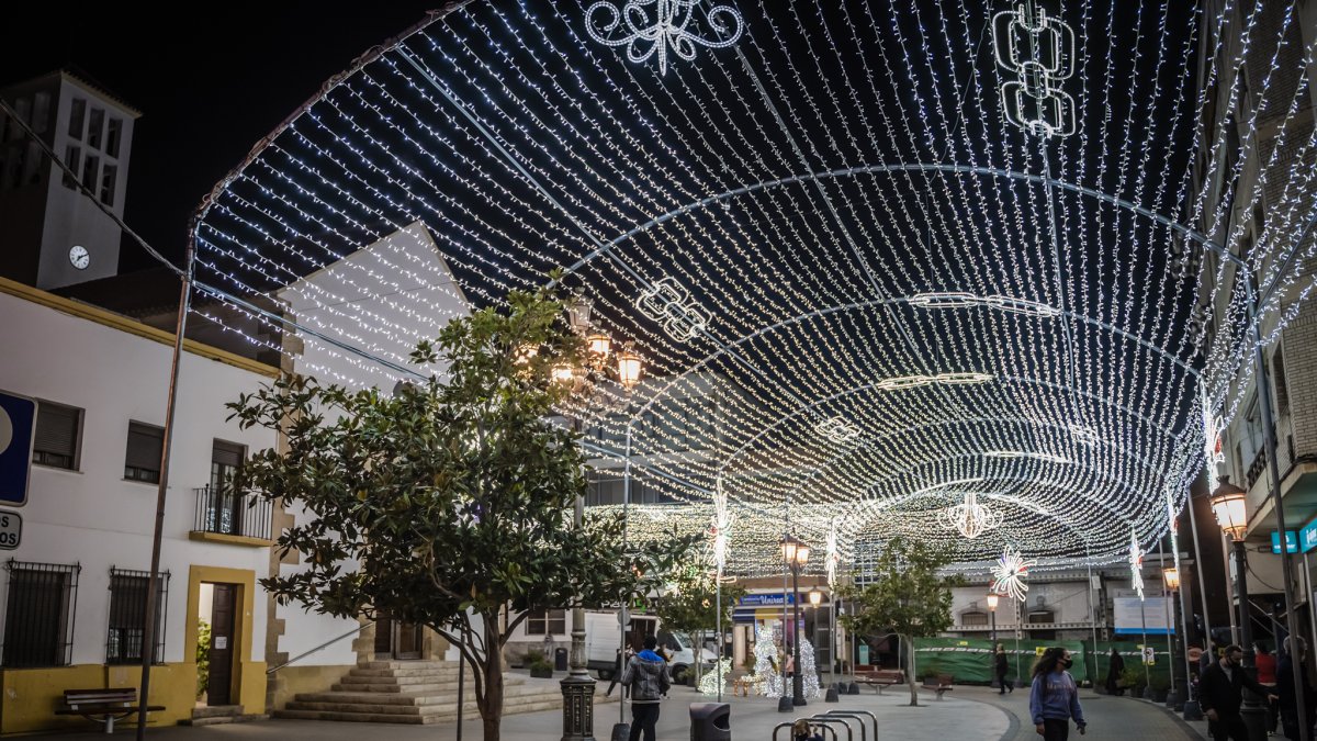 Las luces de Navidad ya brillan en Roquetas.