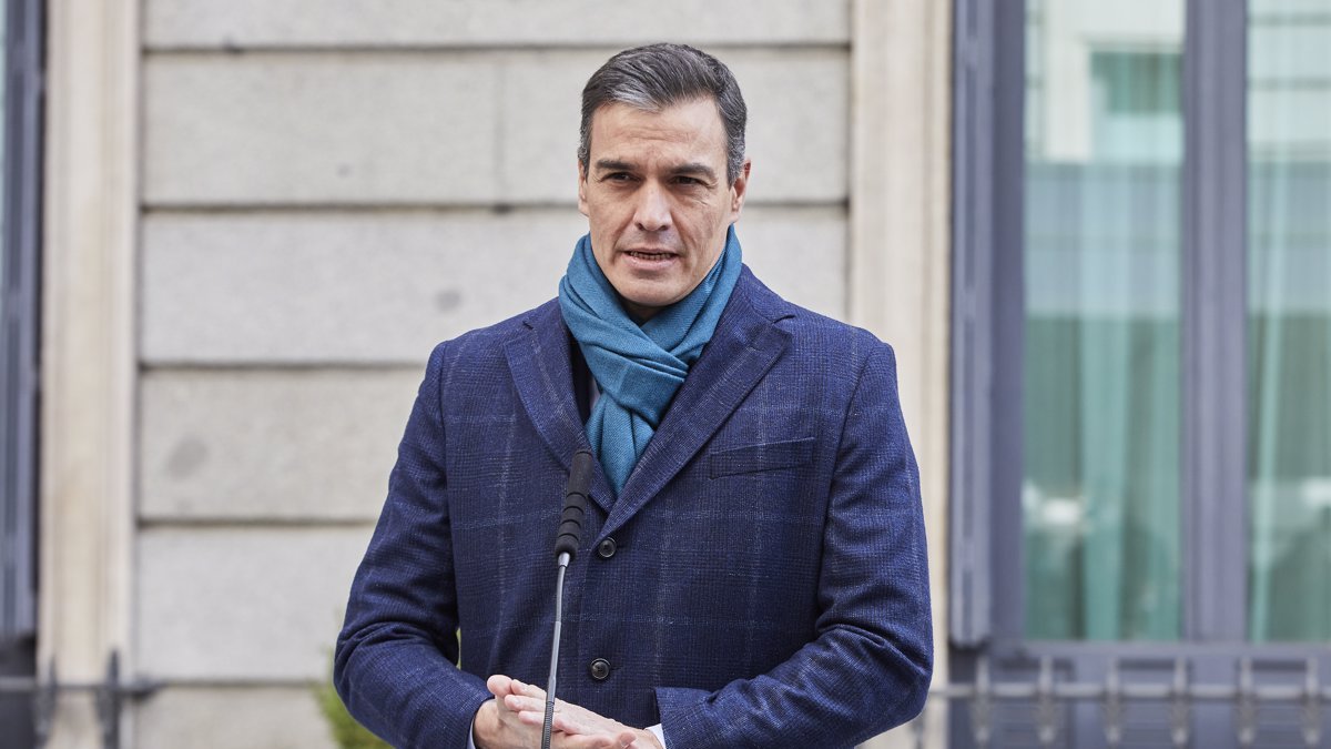 Pedro Sánchez, abrigado y con bufanda, en una imagen de archivo.