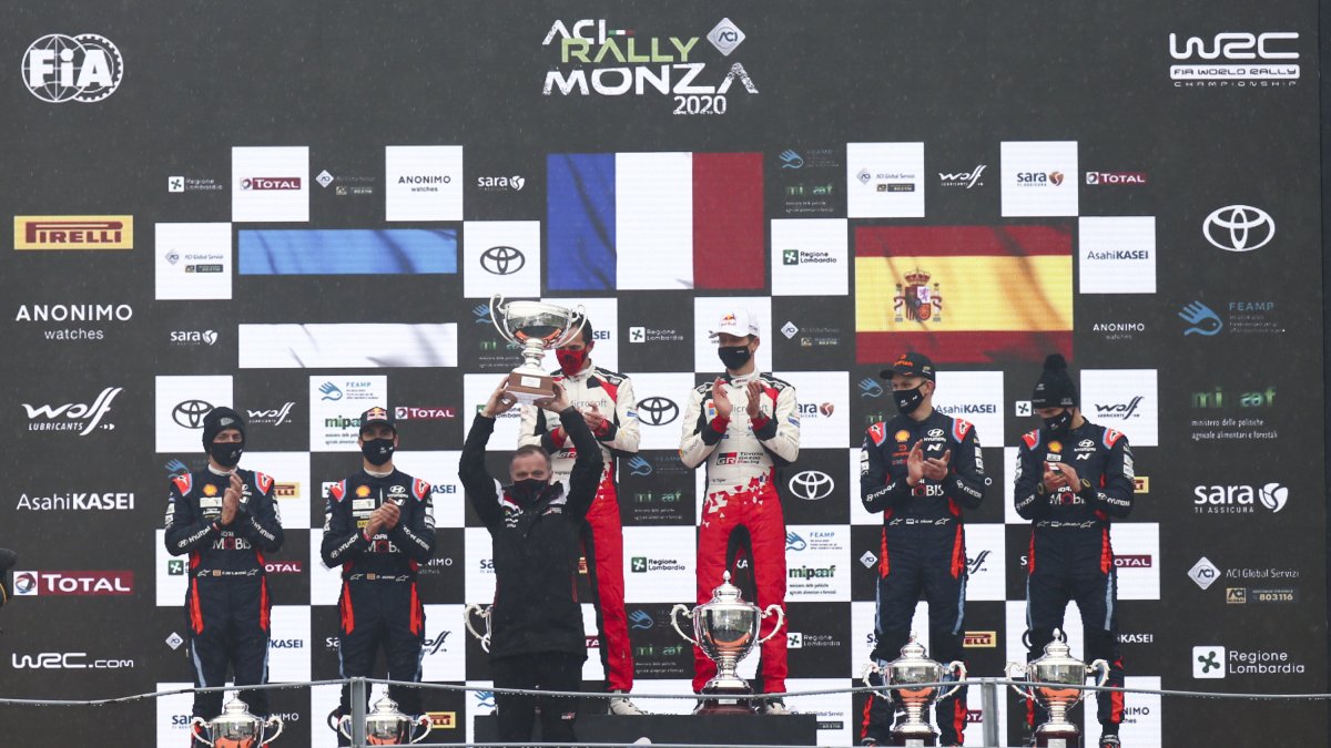 Los ganadores acompañados del español Dani Sordo clasificado en tercer lugar