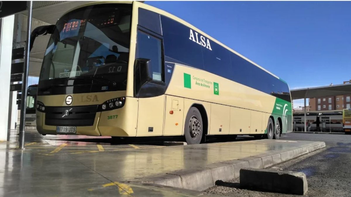 Autobús metropolitano ubicado en la estación intermodal