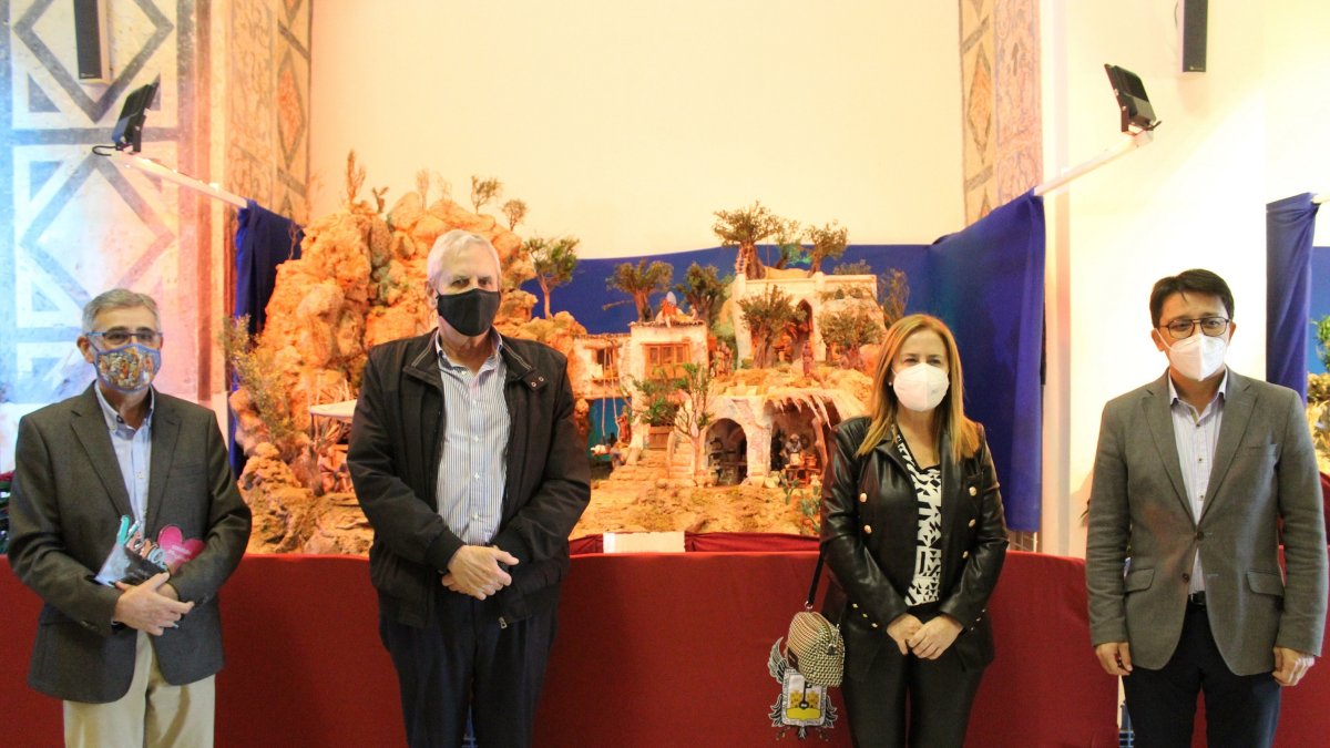 Alcalde y ediles durante la inauguración del nacimiento.