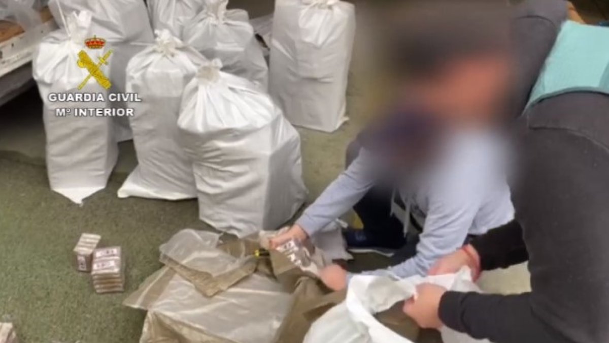 Agentes de la Guardia Civil manipulan hachís incautado, en una imagen de archivo.