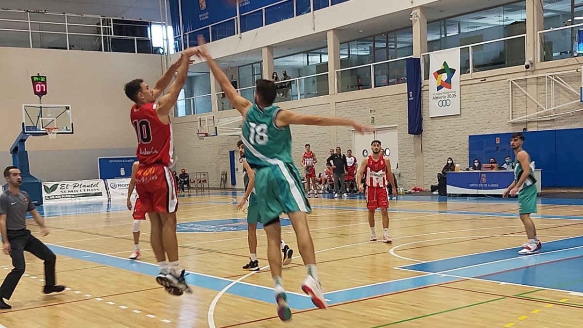 Reyes lanza a canasta.