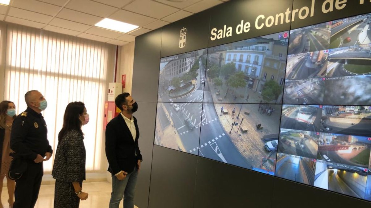 Visita del alcalde, Ramón Fernández-Pacheco, a la Sala de Control de Tráfico